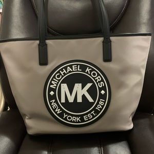 New 👜✨✨Michael Kors pearl Gray New York tote